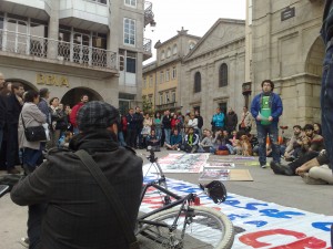 Unhas 200 persoas participaron na sentada de Lugo